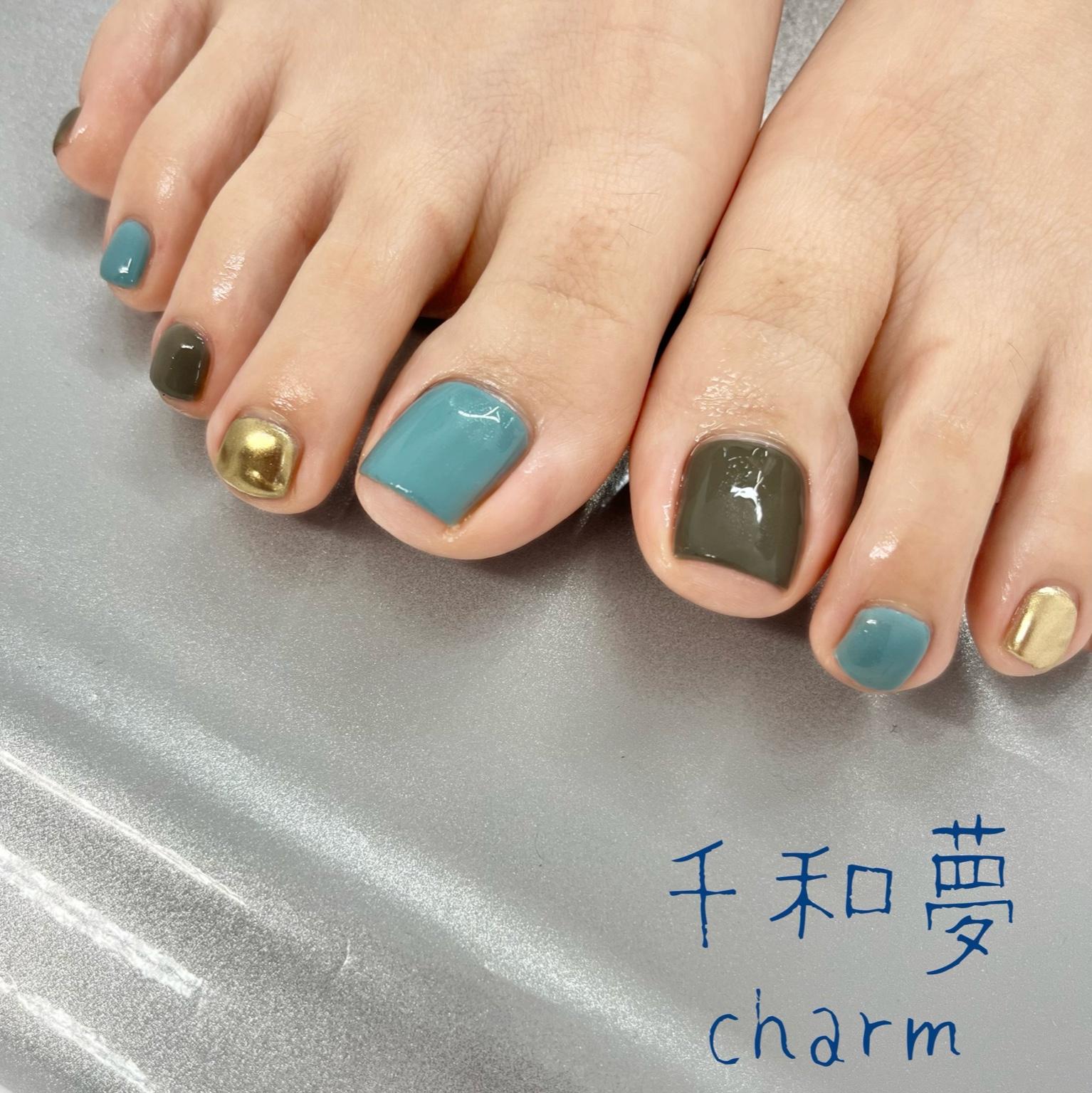 ブルーとカーキのフットネイル